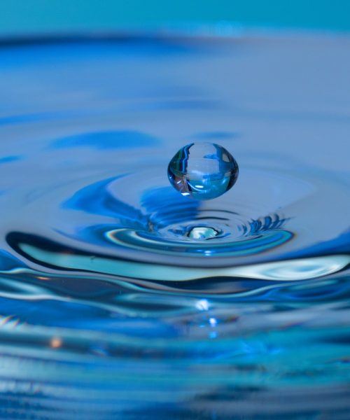 amazing-shot-of-a-droplet-bouncing-on-water-blu-2023-11-27-05-08-24-utc-min